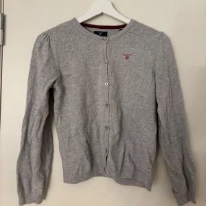 Kofta! - Söt kofta från GANT! Passar till många fina och vardagliga outfits💞