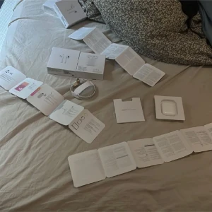 Apple AirPods (2nd generation) - Säljer Apple AirPods (2nd gen) i mycket fint skick allt på bilden ingår 