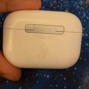AirPods Pro - AirPod Pro säljer dem på grund av knappen funkar inte och en ör greje gick av och vill ha av med dem så säljer på en bra pris
