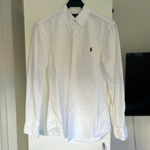 Ralph lauren skjorta  - Tja, säljer en Ralph lauren skjorta i nyskick! Inga fläckar/skador eller liknande. Storlek S slim fit. Hör av dig vid frågor!