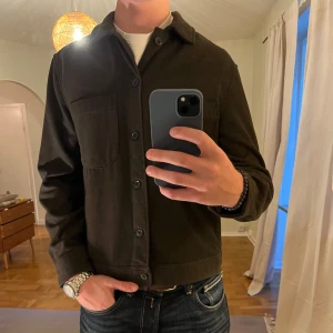 Mörkgrön Overshirt These Glory Days - Säljer denna sjukt snygga Overshirten från These Glory Days⭐️ Färgen är mörkgrön och storleken är S✅ Den har inga defekter och skicket är utomordentligt🙌🤝 Sjukt najs passform och passar perfekt till hösten🍁🙌 Tveka inte på att höra av er dig vid minsta fråga eller fundering😊