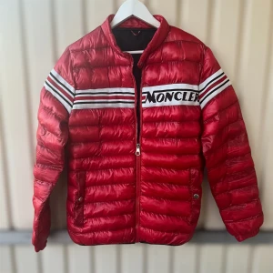 Moncler acourous jacka - Moncler acourous jacka | Storlek 2 vilket motsvarar M | Skriv gärna innan ni köper! 