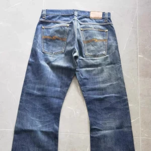 Selvedge Nudie Jeans - Asfeta selvedge nudies med sjuk fade, regular alf modell! Mini hål i skrevet men kan alltid fixas gratis i butik🙌 