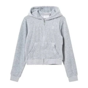 Juicy Tröja - En klassisk ljusgrå hoodie från Juicy med dragkedja framtill och huva. Tröjan har två fickor på magen och ribbade muddar vid ärmslut och nederkant. Pris kan diskuteras.