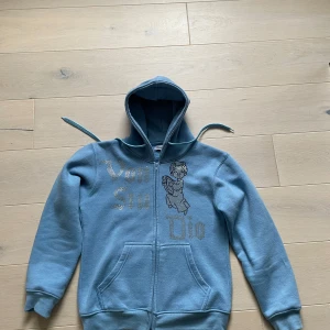 Rhinestone hoodie från Von Studio - I perfekt skick! Som ny och knappt använd.        Storlek S vilket passar dig som är 164.                
