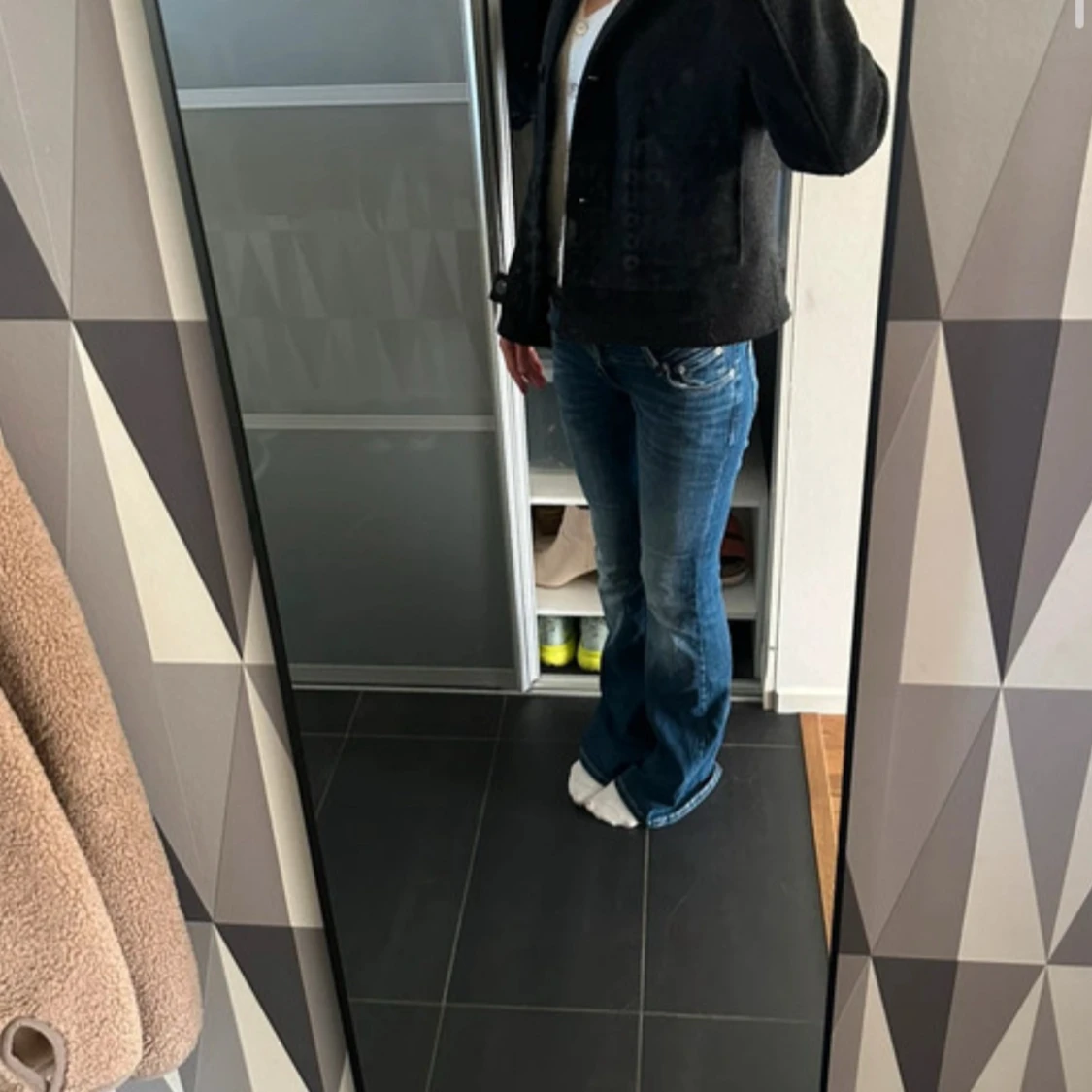 Svart ulljacka med knappar