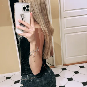 Diesel Larkee jeans låg midja blå - Säljer ett par klassiska blå Diesel Larkee jeans med låg midja. Jeansen har snygga slitningar och detaljerade sömmar, samt den ikoniska Diesel-loggan vid fickan. Perfekta för dig som gillar en avslappnad och tidlös look😇