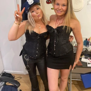 Svart korsett med snörning - Säljer en svart korsett med snygg snörning framtill. Materialet är polyester och spandex vilket gör den stretchig och bekväm. Den är lätt att spänna och knyta.