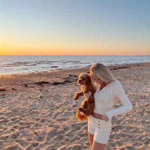 Vit sett - Supersnyggt sett från Alessa💕 som inte säljs längre, det är de gamla lapparna på då företaget bytte namn från Catania till alessa (pris går att diskutera🥰)