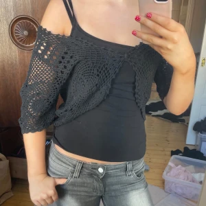 Svart virkad bolero - Svart virkad bolero som man knäpper i mitten. Har ett litet hål på ena axeln men inget som syns 🥰 