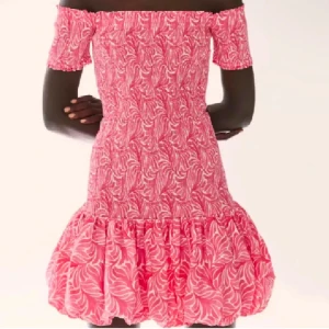 Rosa offshoulder kortklänning - Säljer min favvo kläning, från h&m pris kan diskuteras❤️