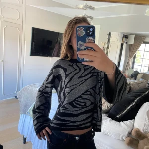 Zebramönstrad glittrig tröja❤️ - Säljer en svart och silverglittrig tröja med zebramönster från HM som är lite av den dyrare sorten❤️