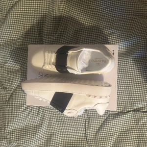 Valentino Garavani Open sneakers - Student present som aldrig användes då jag till slut växte ur skorna och inte riktigt min stil, säljer de billigt då jag inte fick något kvitto med presenten!