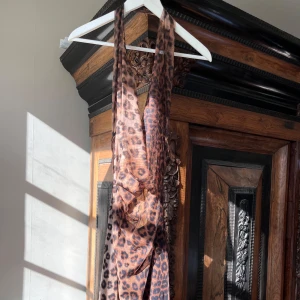 Leopardmönstrad långklänning från Zara - Långklänning från Zara i leopard! Öppen rygg med tunt band! Faller jättefint framtill💕Mesh på överdelen men man ser inte igenom, extra tyg på nederdelen! Endast använd 1gång