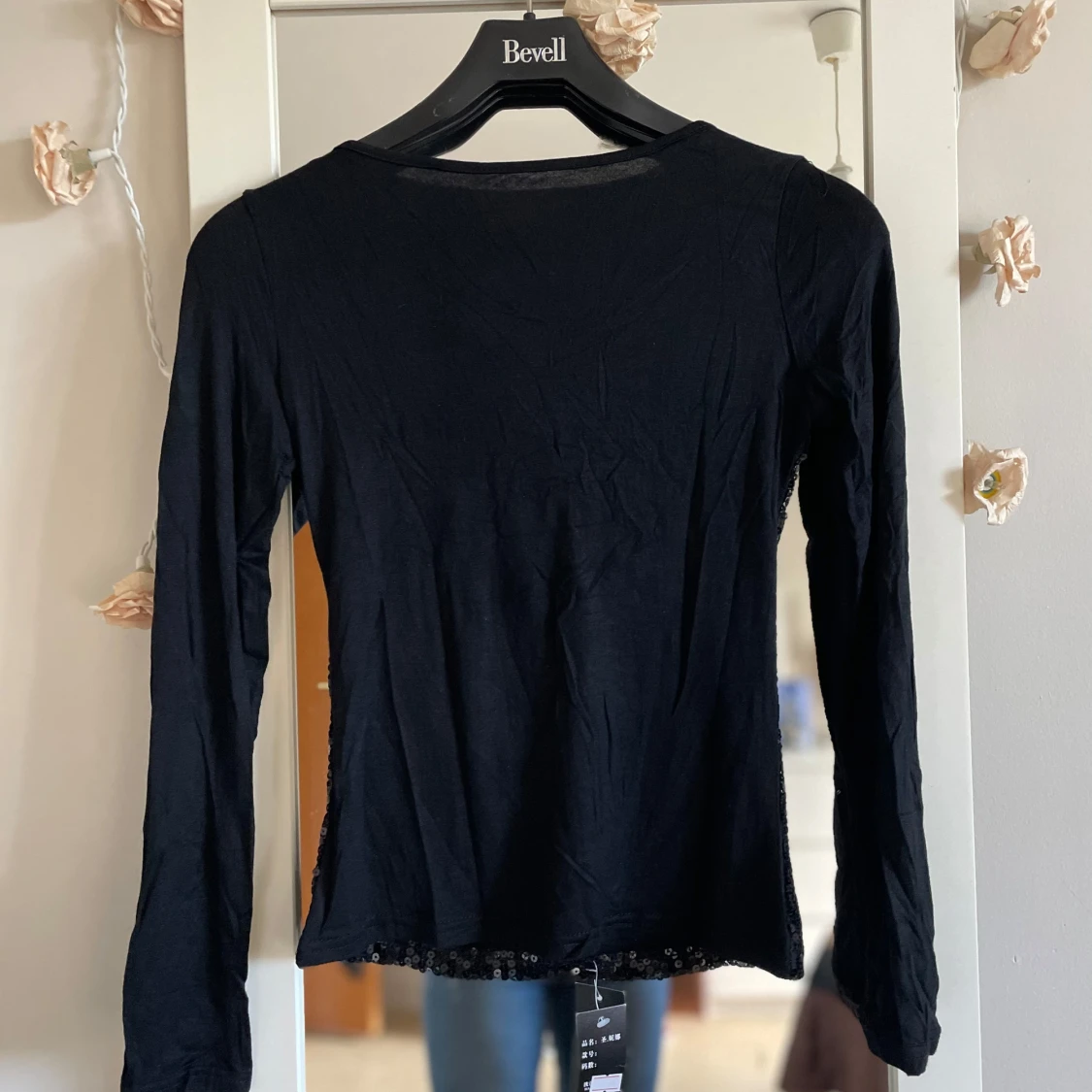 Svart paljettopp med mönstrad krage - 2