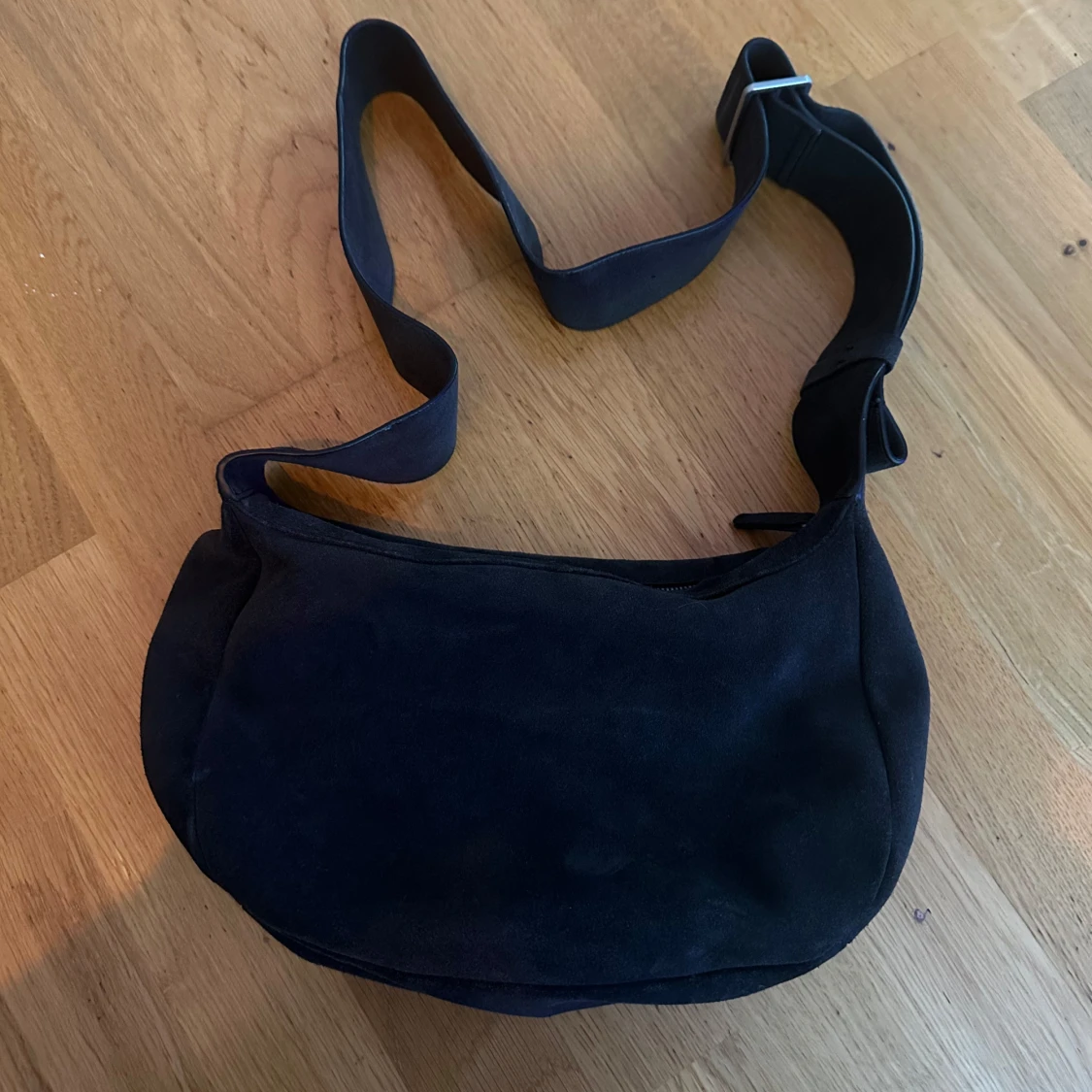 Svart axelväska i mocka från COS