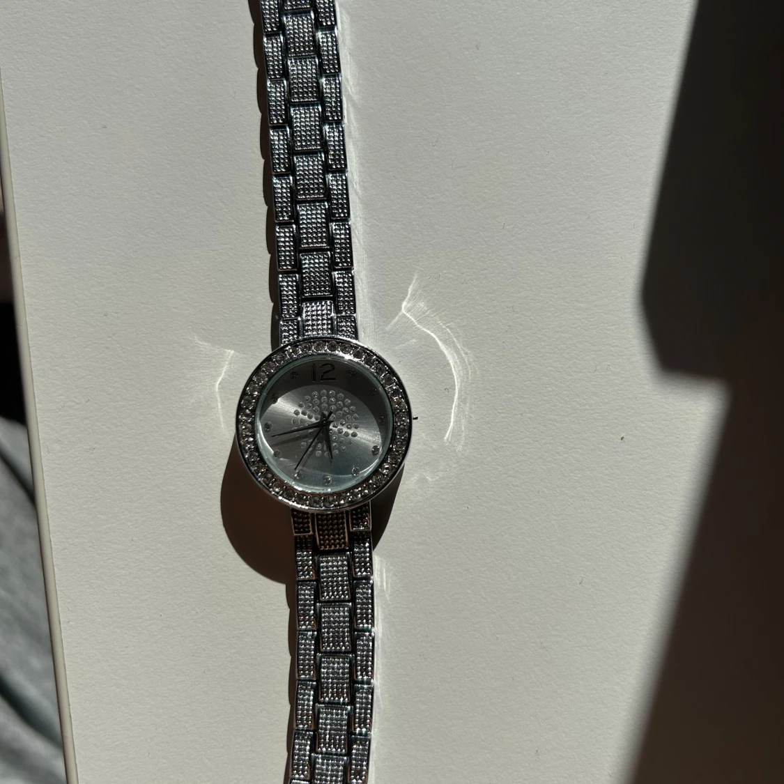 Silverfärgad klocka med glittrande detaljer - 1