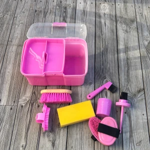 Rosa ryktlåda - Detta är ett komplett rosa hästskötselkit med borstar, svamp, ryktlåda och tillbehör. Perfekt för daglig hästvård. Lådan har praktiskt handtag och fack för enkel förvaring. Snygg och funktionell för stall eller tävling. Allt på bilderna ingår