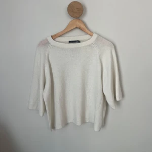 Vit stickad tröja från Lager 157 - Vit stickad tröja från Lager 157 med rund hals och trekvartsärm. Tröjan har en mjuk och lite loose passform. Är storlek M men passar även som S. Hör av dig om det är något! 