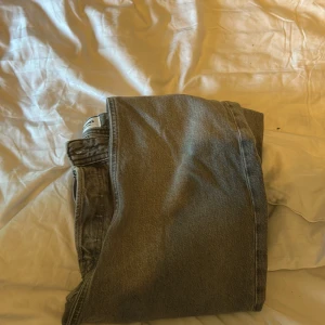 Grå jeans från Jack & Jones Relaxed/Chris - Säljer ett par gråa jeans från Jack & Jones, modell Relaxed/Chris. Jeansen har relaxed fit, klassisk femficksdesign och knäppning med knappar. Perfekta för dig som gillar en lite lösare passform och stilren look. Storlek 31:30