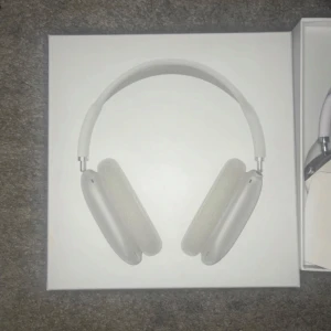 AirPods Max - 🎧 AirPods Max 🎧                                   ✅ Innehåll: 	                                                •	2 st magnetiska öronkuddar 	                 •	USB-C laddkabel.                                    	•	Praktiskt fodral för hörlurarna             📦 Produkten skickas direkt efter köp! ⚡ Snabb leverans & väl paketerat.        OBS: Ej absolut inte en Apple produkt, helt fristående modell.