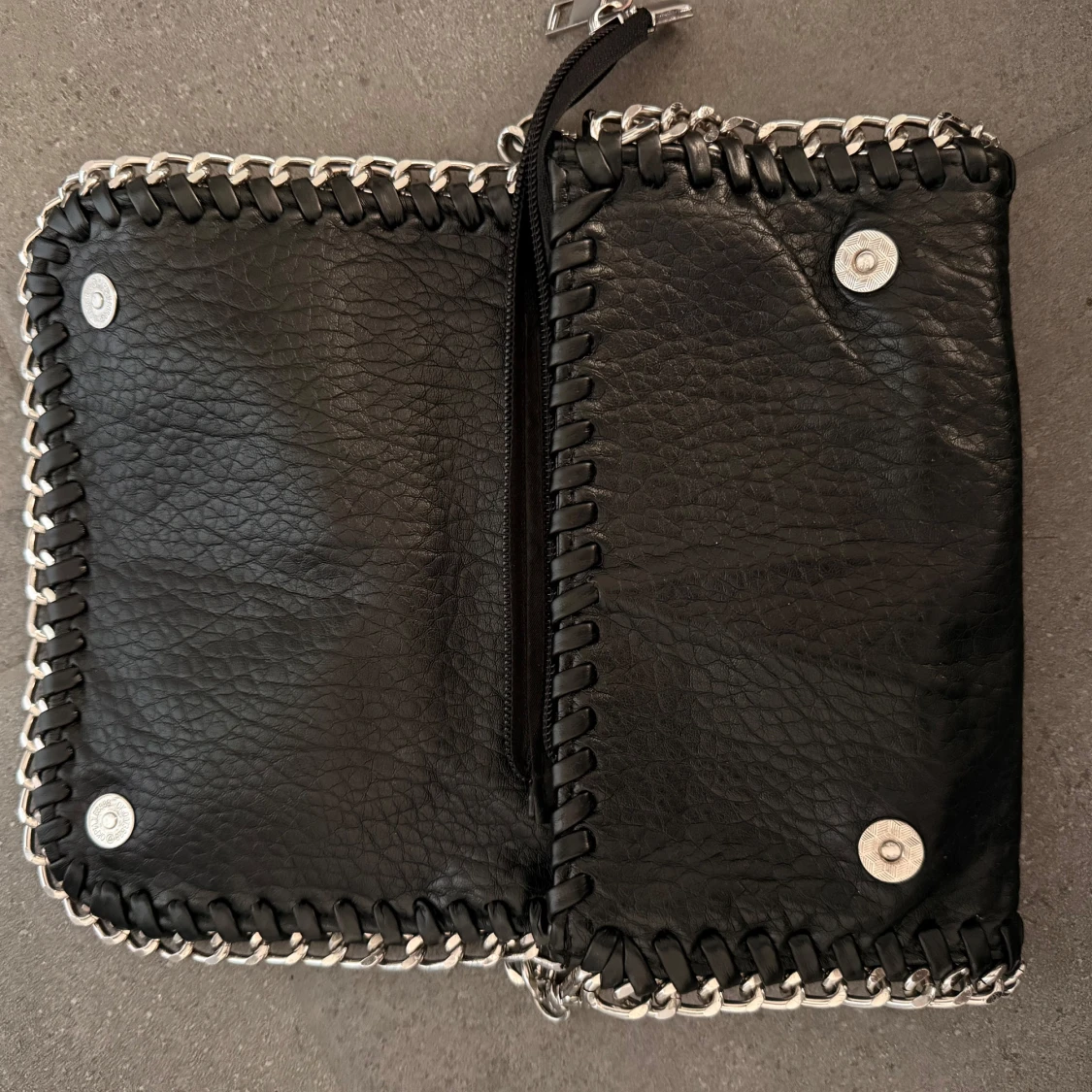 Svart axelväska med kedja från Tiamo - 1