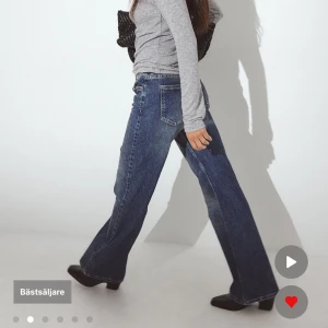 Blå wide jeans med lågmidja - Snygga blå jeans med breda ben och hög midja. Klassisk femficksmodell i kraftigt denimtyg, perfekt för dig som gillar en avslappnad och trendig look. Jeansen har raka sömmar och en cool, mörkblå tvätt.