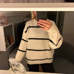 Stickad tröja - Vit randig stickad tröja från H&M🤍