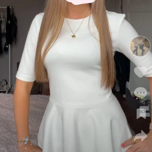 vit blus från zara - såå fin blus från zara med volang i slutet💞 använd en gång på min konfirmation💞💞 pris kan diskuteras 