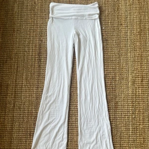 Vita yoga pants från Gina Tricot - Säljer ett par vita bootcut byxor från Gina Tricot i mjukt bomullsmaterial. Byxorna är utsvängda där nere. Säljer då de är för korta för mig och har endast använt ca  2ggr ❕