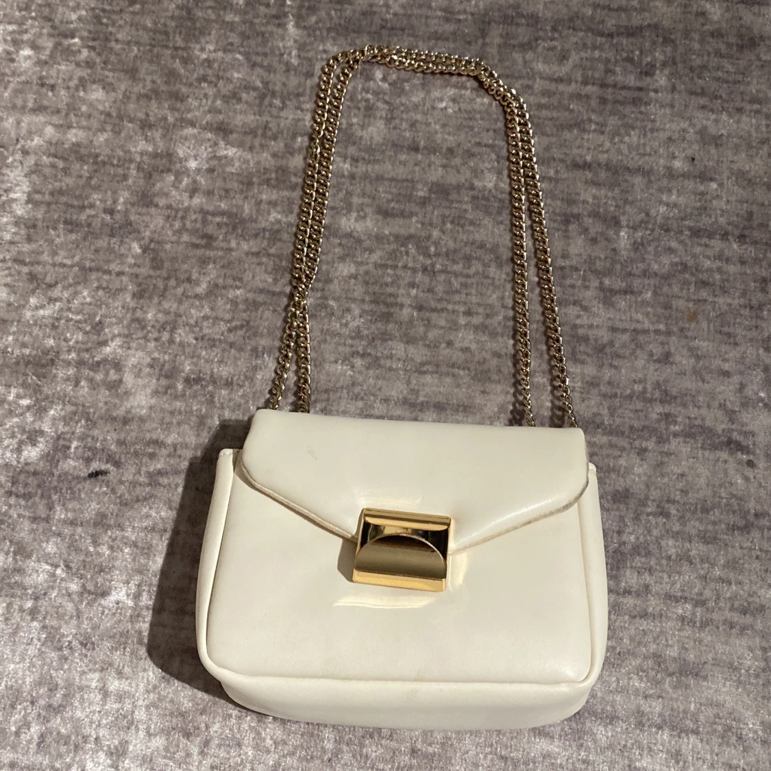 Vit axelväska med guldkedja