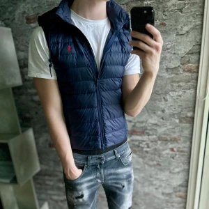 Ralph Lauren Väst - Mycket fint skick, inga defekter. Storlek XS passar dig som är mellan 165-175. Nypris ca 3000kr. Modellen är 185 cm, 79 kg. Dammodell men sitter som herr och så Passar bra nu till höst/vinter. Skriv för mer information!🤝