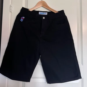 Big Boy svarta och blå jorts - Säljer två par Big Boy shorts från Polar Skate Co, ett par i svart och ett par i mörkblå denim. Båda har loose passform. Jorts passar L. De är jätte lättvikt och bra för sommar dagar.
