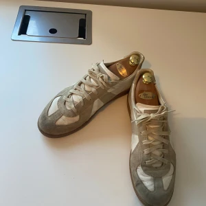 Maison margiela  - Vita Gats från Maison margiela. Slitna men mycket kvar att ge! 