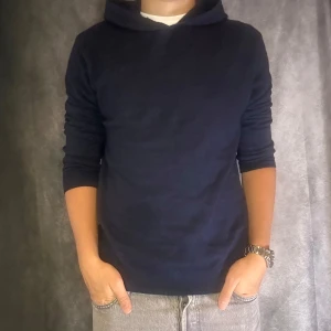 Oscar Jacobson stickad hoodie - Mycket fint skick | Size M  | fraktar spårbart inom 24 timmar |  för att köpa klicka ” köp nu” | vid frågor skriv ett meddelande |
