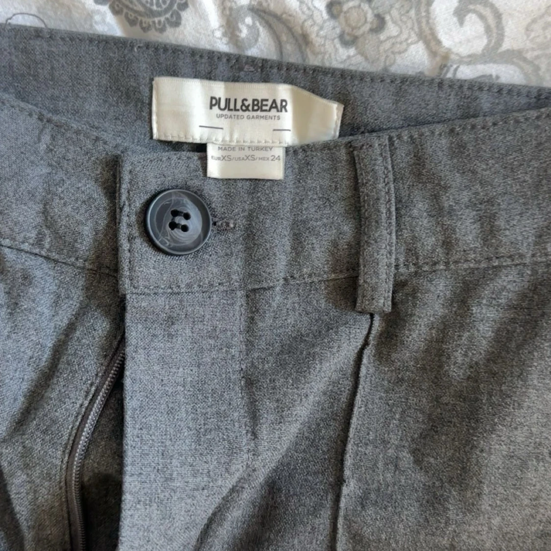 Grå kostymbyxor från Pull&Bear XS - 2