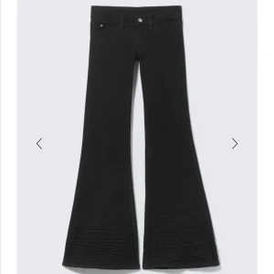 Cheap Monday jeans - Säljer dessa svarta jeans från Weekday då dom var för små för mig, de är i storlek 23/30, inre måtten är 30cm. De är aldrig använda utan bara testade. Prislapp och annat sitter kvar som det ska. Kontakta mig om fler bilder på jeansen!!🫰🏻🥹
