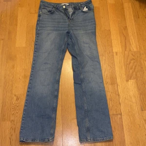 Blå jeans från Denim Rebel, storlek 40 - Klassiska högmidjade bootcut jeans från Denim Rebel. Jeansen har normal passform, Tillverkade i slitstarkt denimtyg som ger en tidlös känsla.