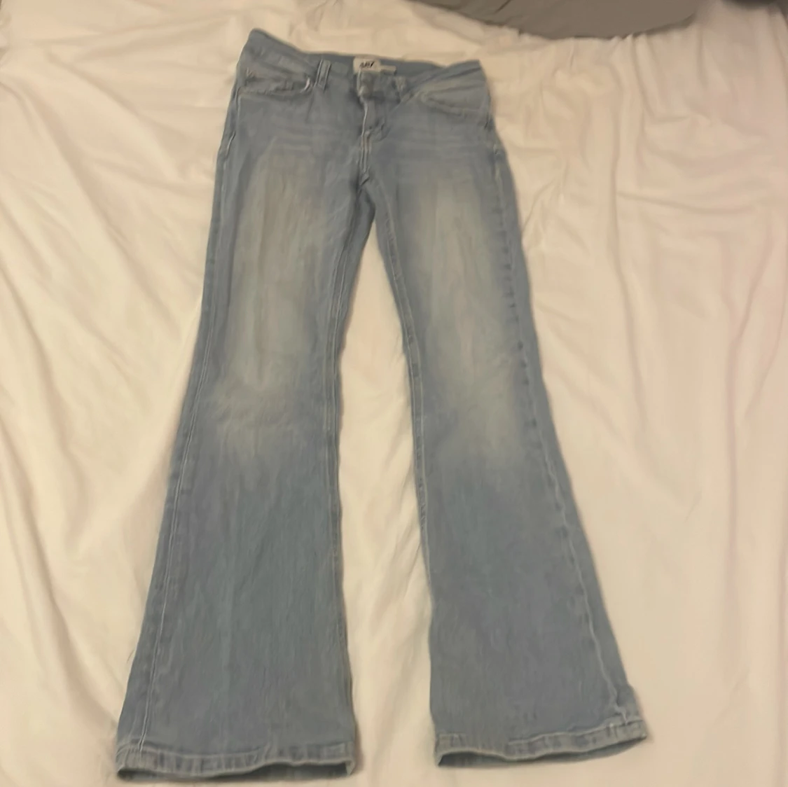 Ljusblå bootcut jeans från 157 XS