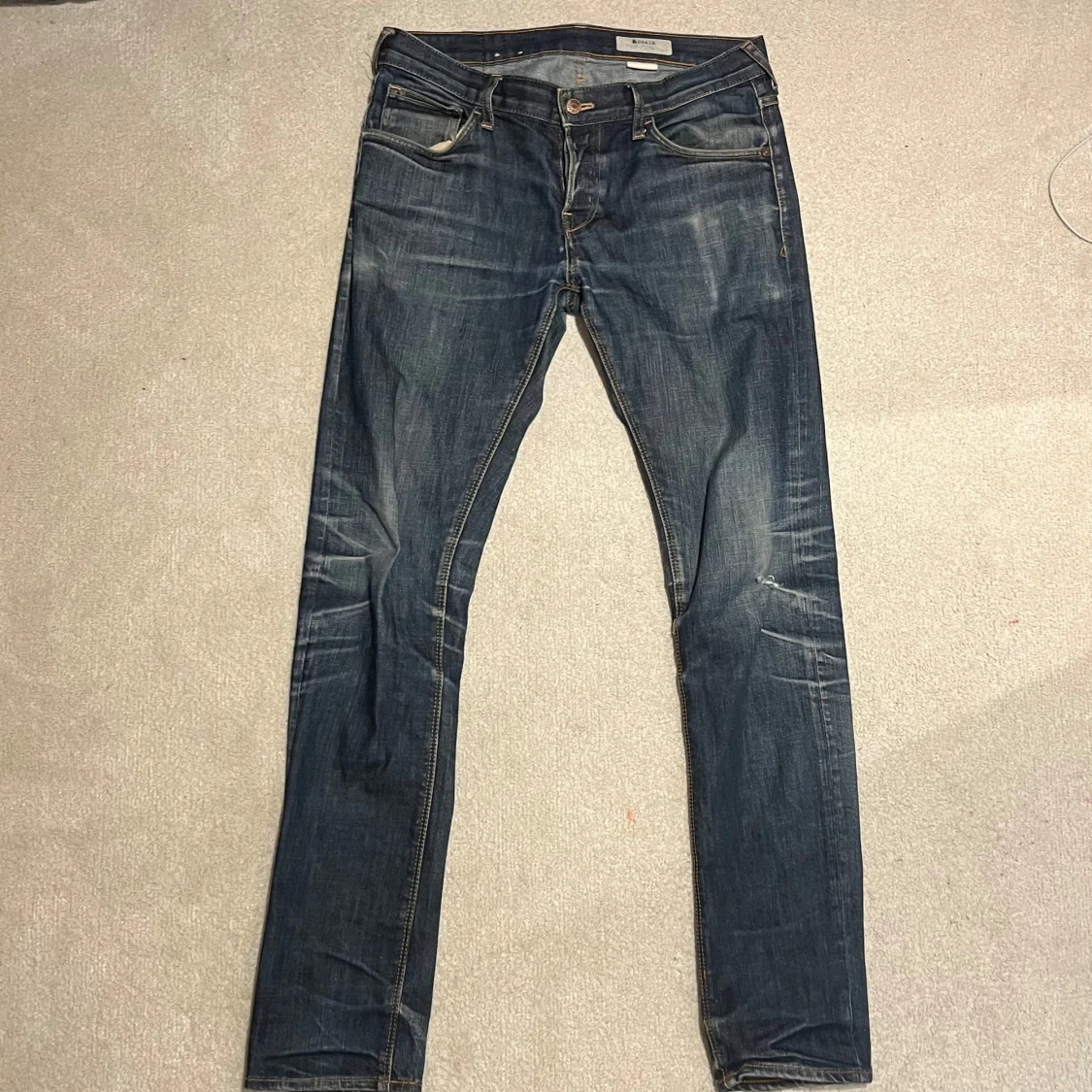Mörkblå slim jeans med slitningar