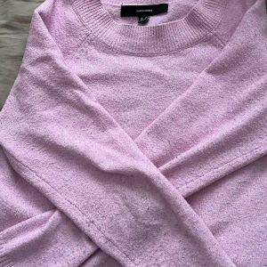 Ljusrosa stickad tröja från Vero Moda - Supermjuk ljusrosa stickad tröja från Vero Moda i storlek XS. Väldigt mysig att ha nu till hösten.
