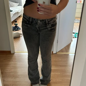 Grå bootcut jeans med låg midja från Gina!! - Säljer ett par super snygga grå jeans från Gina i storleken 164!!! ❤️ pris kan diskuteras!