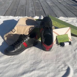 Gucci ace - Lite smutsiga men utöver det väldigt bra skick. Allt og följer med. Priset kan diskuteras vid snabb affär. Tveka inte på att höra av dig vid minsta fundering!