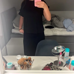 Svart basic t-shirt i bomull - Enkel svart t-shirt med korta ärmar och rund hals. Modellen är rak och har en avslappnad passform, perfekt till jeans eller kjol. Tillverkad i mjuk bomull som känns skön mot huden.