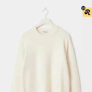 Vit stickad tröja från Gina Tricot - Supermjuk stickad tröja. Tröjan har rund halsringning, breda ribbade muddar och en avslappnad passform. Perfekt att slänga på sig när det är kallt ute. Enkel och stilren design som är lätt att matcha. Använd men bra skick!