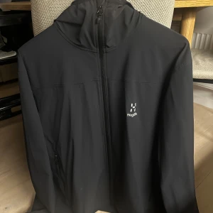 Haglöfs jacka herr - Vind och vattenavvisande jacka från Haglöfs.  Storlek: XXL ( sitter som en storlek L) Använd några gånger