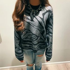 Zebramönstrad tröja - Säljer denna coola glittrig stickad tröja med zebramönster som är perfekt nu inför hösten!! Storlek M men passar mer XS/S ❤️‍🔥