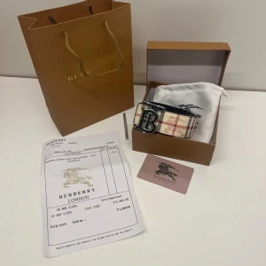 Burberry bälte - En beige reversible burberry bälte vilket betyder att man kan vända den ut och in så man kan ha både beige och svart med silvrig loga i 105 cm, den är i nytt skick och allt i bilderna kommer med. Pris kan diskuteras och skriv om du har några frågor. 