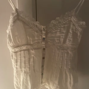 Zara linne med detaljer❣️❣️ - Säljer nu ett så fint linne från Zara med spets och fina detaljer❣️I så fint skick i storlek xs, skriv vid funderingar❣️❣️