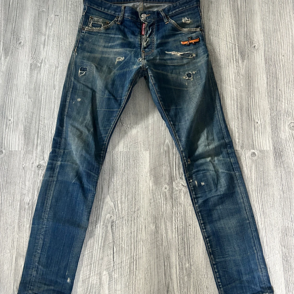 Dsquared2 blå slitna jeans med patch